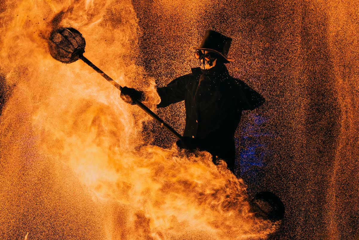 Einer Feuerknstler bei seiner Feuershow (/images/bilder/thumbs/216_1_bild_Feuershow-mit-Gentleman-on-Fir.jpg)