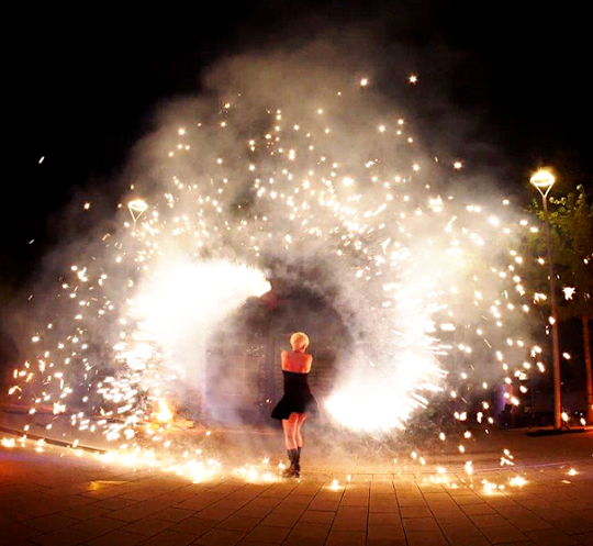 Feuer-Pyro-Show mit spektakulren Effekten fr Firmenfeiern, Stadtfeste, Geburtstage, Hochzeiten, auf Wunsch individuell fr Sie gefertigt (/images/bilder/thumbs/420_3_bild_Weihnachtsfeier-Pyrotechnik-Fe.png)