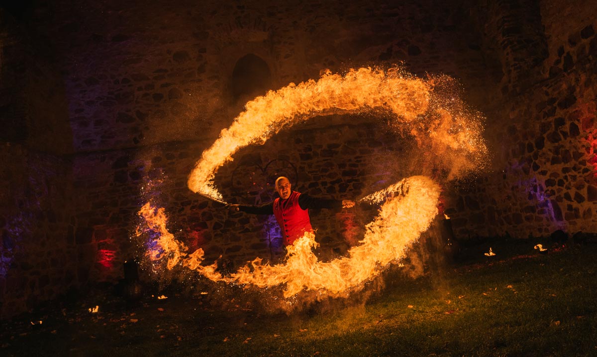 Ein Feuerkünstler zeigt seine Feuerkunst (/images/bilder/thumbs/216_2_bild_Feuerschwert-Feuereffekt-Feuer.jpg)