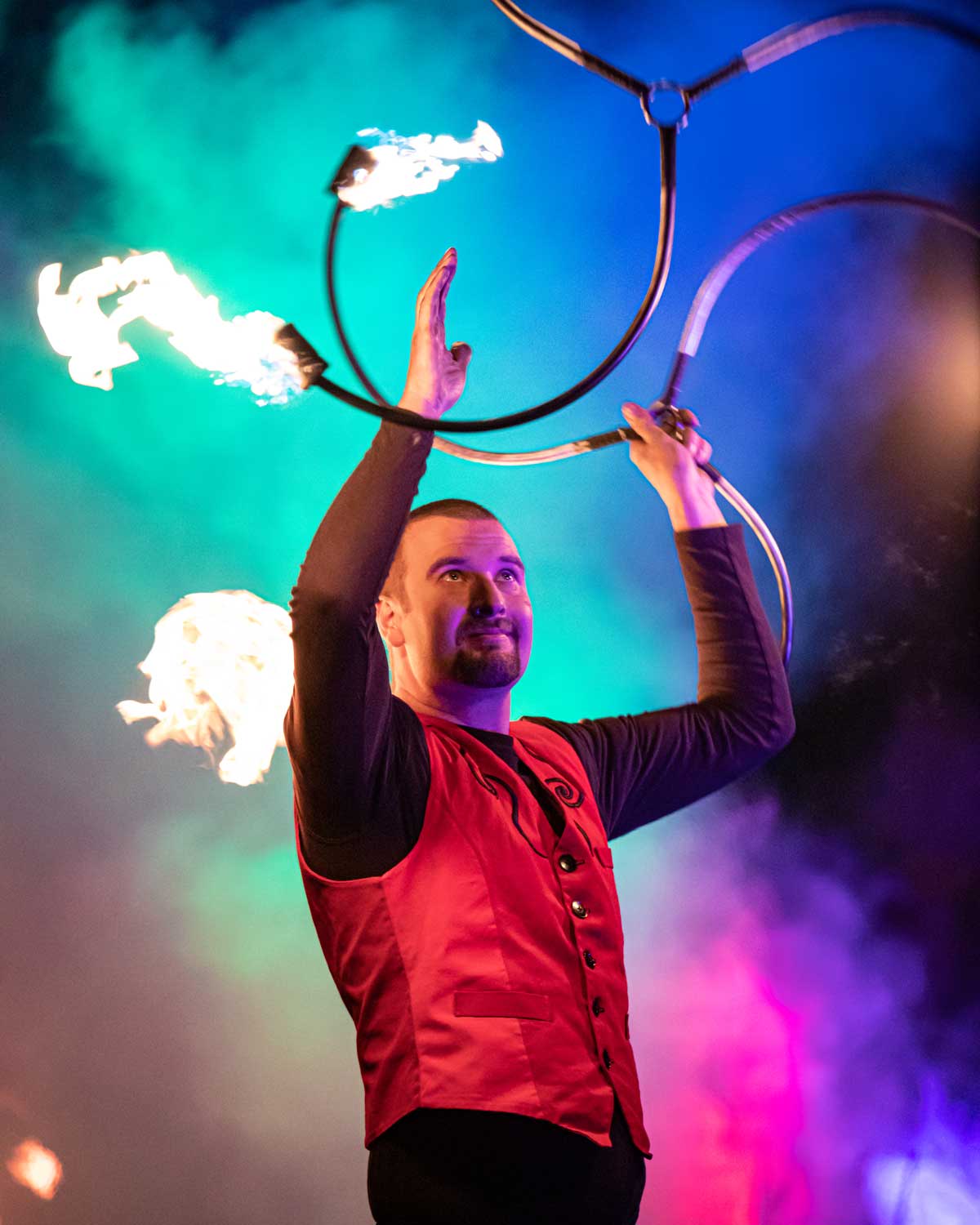 Hier jongliert ein Feuerkünstler (/images/bilder/thumbs/216_3_bild_Hochzeit_Feuershow_Feuerkunstl.jpg)