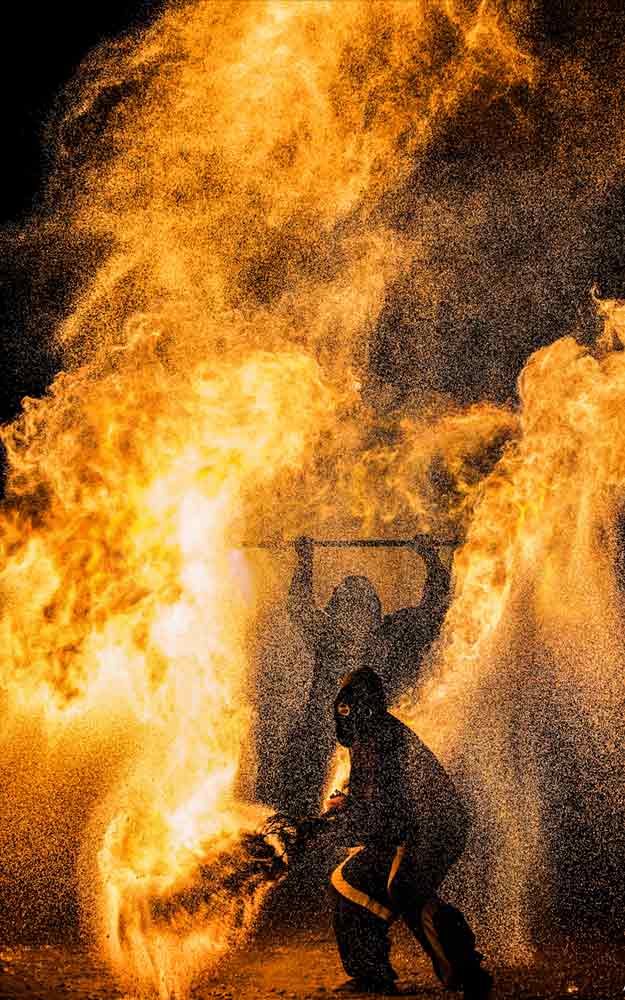 Eine gigantische Feuershow (/images/bilder/thumbs/216_7_bild_Feuerkunstler_im_Feuersturm.jpg)