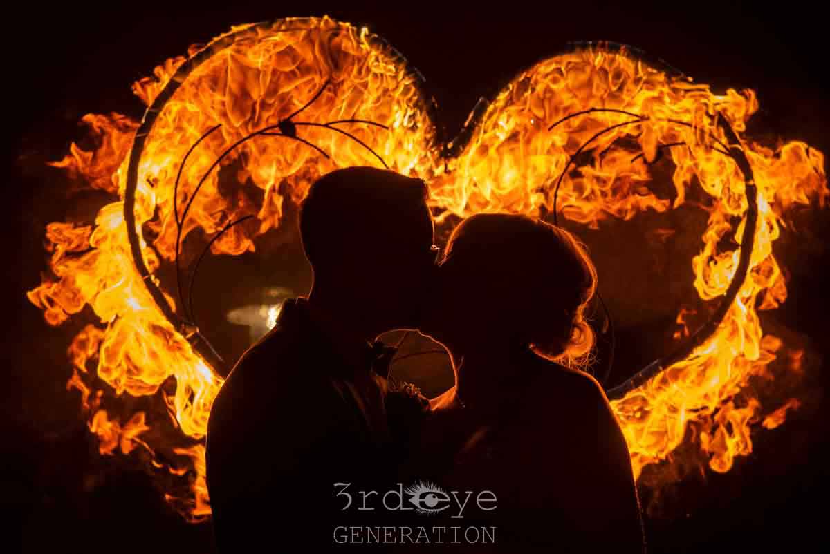 ein Feuerherz mit Brautpaar (/images/bilder/thumbs/216_8_bild_Feuershow_mit_Feuerherz_im_Erz.jpg)