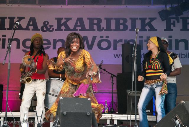 Die Band Hif & Afro Soleil beim Afrika & Karibikfest in Oettingen / Bayern (/images/bilder/thumbs/280_2_bild_Hif_Afro_Soleil_Oettingen.jpg)