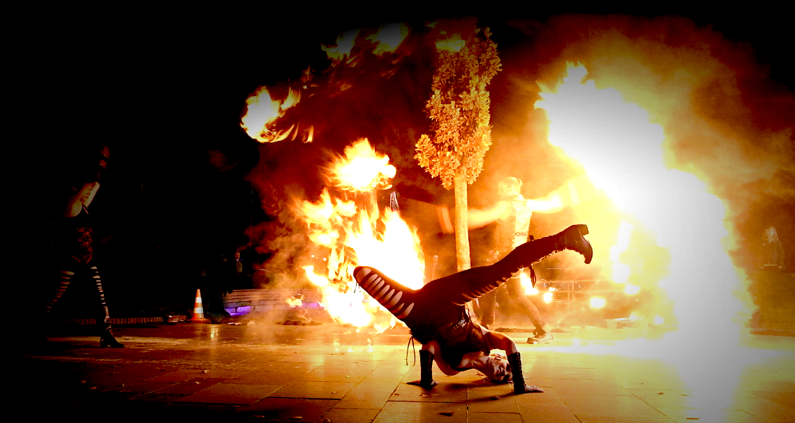Feuershow mit Tanz und Akrobatik von S.W.A.P. Sabrina Wolfram ART PROJECT aus Heidelberg (/images/bilder/thumbs/420_4_bild_Feuershow-Feuerkunstler-Feuers.png)
