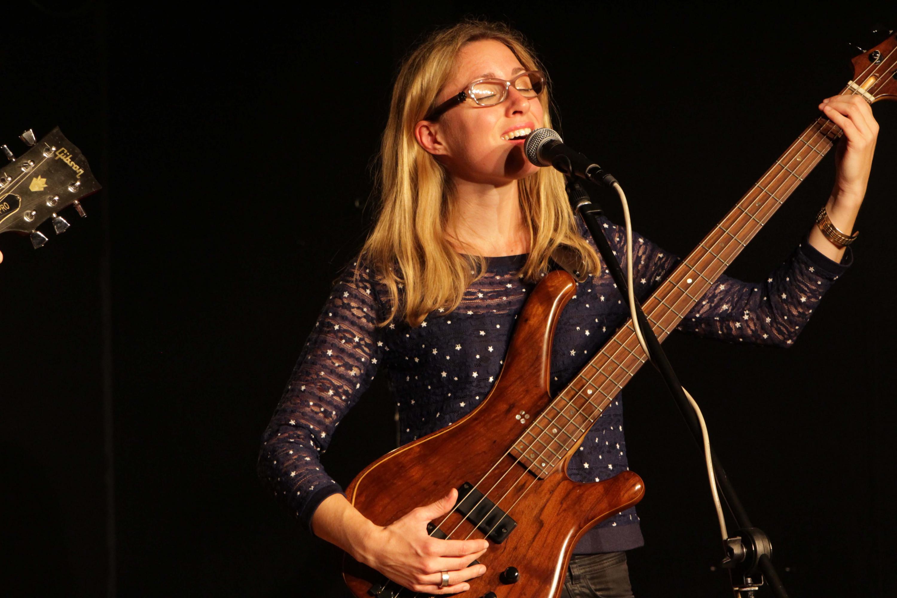Delphine Maillard mit Bassgitarre (/images/bilder/thumbs/500_1_bild_Delphine_live_1MB.jpg)