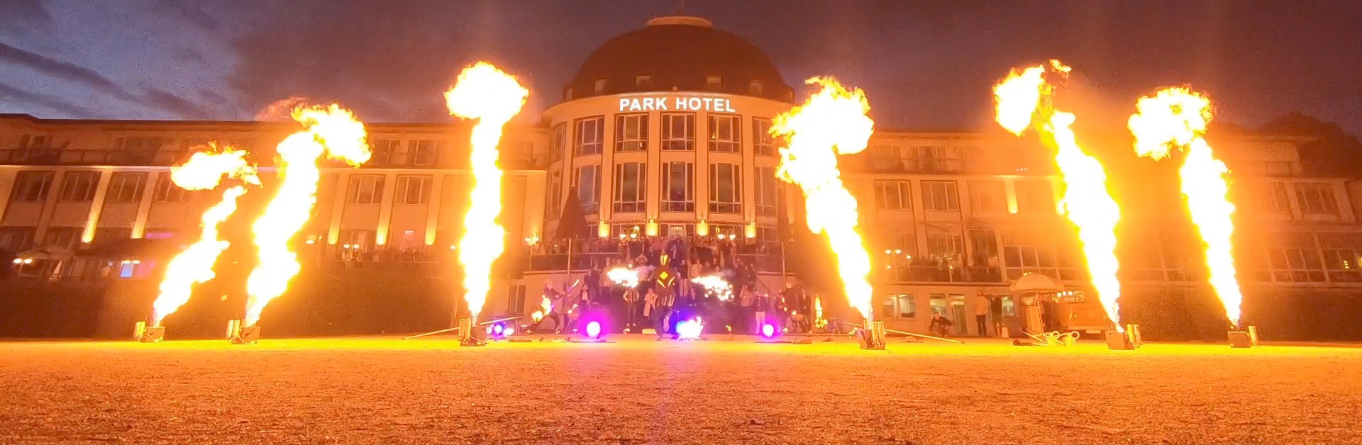 Flammenwerfer mit Feuershow vor dem Parkhotel Bremen (/images/bilder/thumbs/715_3_bild_Feuerwerk.jpg)