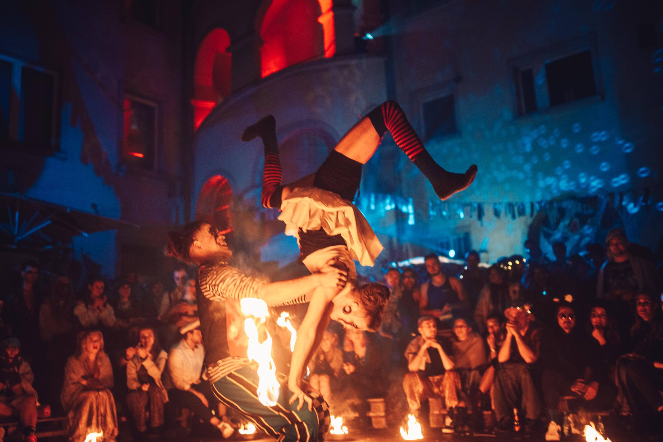 Akrobatik in der Feuershow (/images/bilder/thumbs/719_8_bild_JSK_8998.jpg)